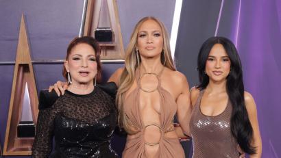 Bild: Crash/imageSPACE via ZUMA Press Wire/dpa
Jennifer Lopez (Mitte) moderierte die AMA-Verleihung in Las Vegas.