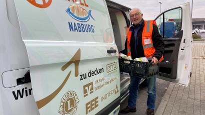 Bild: Völkl
Marin Kräuter lädt einen halben Tag die Körbe in den Kühltransporter und stapelt sie. Das geht ganz schön auf den Rücken.