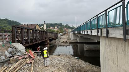 Bild: Lara Schmaus/Stadt Schwandorf
Alt trifft neu: Sind die neuen Naabbrücken rechts erst einmal eröffnet, werden die 
Behelfsbrücken links wieder zurückgebaut.