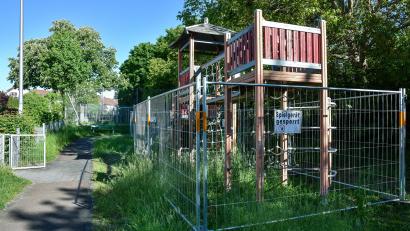 Bild: Stephan Huber
Der Spielplatz in der Eglseer Straße in Amberg. Theoretisch ein toller Treffpunkt für die Kinder vom Eisberg und von der Katharinenhöhe. Allerdings ist er bereits seit Herbst 2024 zum Großteil gesperrt.