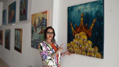 Bild: ubb
Die Künstlerin Desislava Dimitrova präsentiert in ihrer Galerie am Deschplatz 3 in Tirschenreuth Werke ihres berühmten Künstlerkollegen Vasil Vasilev aus Bulgarien.