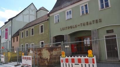 Bild: Thorsten Schreiber
Aus dem ehemaligen Luitpold-Theater an der Kreuzung Dammstraße, Regensburger Straße und Luitpoldplatz soll bis Ende 2027 eine multifunktionale Kultur- und Veranstaltungsstätte werden. Nun haben die Umbaumaßnahmen begonnen.