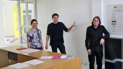 Bild: Thomas Dobler
Jürgen Dehm, seit drei Jahren Leiter des Oberpfälzer Künstlerhauses (rechts), und Jakob Neidl vom Hochbauamt der Stadt Schwandorf erläutern mit Daniela Siegl, der kaufmännischen Sachbearbeiterin im Künstlerhaus, den Einbau eines Aufzugs ins Gebäude. Neidl zeigt die Stelle in der Wand, wo die Aufzugstüre im Eingangsbereich sein wird.