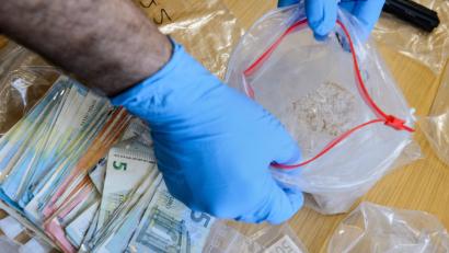 Symbolbild: Jens Schlueter /dpa
Ein Ermittler präsentiert sichergestelltes Methamphetamin, auch bekannt als Crystal. Vor dem Landgericht Amberg musste sich am Montag ein 23-Jähriger verantworten, weil er mit dieser Droge gedealt haben soll.
