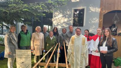 Bild: fvo
Christa Wildenauer (Fünfte von links) überreichte im Beisein der Gesangsgruppe TriAngel, den Schellenberger Alphornbläsern und Dekan Alexander Hösl 1000 Euro an die Vohenstraußer Ministranten.
