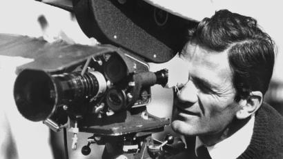 Bild: UPI/dpa
Der italienische Filmregisseur Pier Paolo Pasolini in den 60er Jahren bei Dreharbeiten - sein Film „Die 120 Tage von Sodom“ wird 1975 zu einem der größten Skandale der Kinogeschichte.