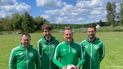 Bild: SV Kohlberg-Röthenbach
Die Verantwortlichen (von links) um Bernhard Lindner, Martin Lehner, und Fabian Wudy freuen sich Lukas Emmerich (mit Ball) als Cheftrainer beim SV Kohlberg-Röthenbach begrüßen zu dürfen.