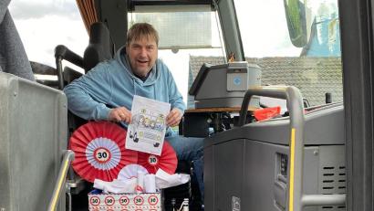 Bild: Tanja Beer/exb
Seit 30 Jahren ist Gerhard Schmidkonz als Busfahrer tätig. Kinder, die er regelmäßig befördert, und deren Eltern haben ihn zum Jubiläum mit zahlreichen Geschenken überrascht. Dazu zählen auch selbst gemalte Bilder.