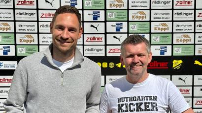Bild: DJK Vilzing
Markus Ziereis (links)m wird von Abteilungsleiter Roland Dachauer bei der DJK Vilzing begrüßt.
