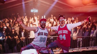 Bild: exa
DJ Lieblingsidiot und DJ-Mütze Katze sorgten am Freitag bei der Feuerwehr in Neusorg für Stimmung.