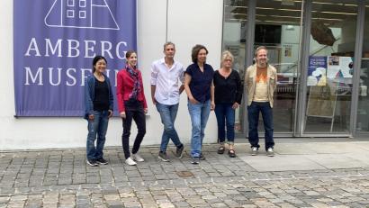Bild: aks
Freuen sich auf eine Woche Live-Kunst im Stadtmuseum Amberg: Erika Wakayama, Museumsleiterin Dr. Julia Riß, Marcus Trepesch, Heike Lepke, Hanna Regina Uber und Johann Sturcz (von links).