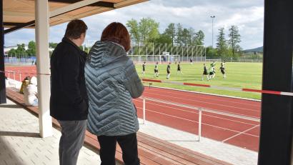 Bild: lue
Der neue Naturrasenplatz wird bereits genutzt. Mitglieder des Kemnather Bauausschusses schauen sich das Geschehen von der neuen Tribüne aus an.
