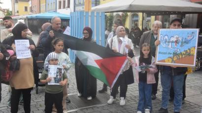 Bild: fz
In Weiden protestieren rund 40 Menschen gegen die Gaza-Offensive Israels.