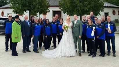 Bild: Melanie Dellner/exb
Andreas Koch und seine Ehefrau Sarah haben in der Dreifaltigkeitskirche Kappl geheiratet. Nach der Trauung freuten sie sich über die Glückwünsche des Kegelvereins SKC Bavaria Fortuna Waldsassen.