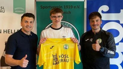 Bild: SV Mitterteich
Nico Magdeburg (Mitte) wechselt von der SpVgg SV Weiden zum SV Mitterteich. Trainer Tamo Mohamed (links) und Sportlicher Leiter Tobias Eckert freuen sich über den Neuzugang.