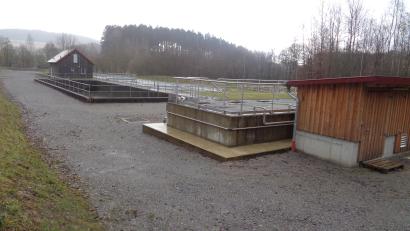 Bild: amö
Die ertüchtigte Kläranlage für Muschenried und Haag konnte fertig gestellt werden. Um die laufenden Kosten zu senken, wird noch eine Photovoltaikanlage gebaut.