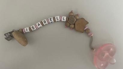 Bild: Bild Polizeiinspektion Sulzbach-Rosenberg
Diese Schnullerkette wurde vor der Polizeiinspektion Sulzbach-Rosenberg gefunden.