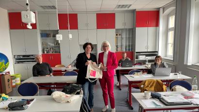 Bild: Daniel Stephan
Elke Bauer, Einrichtungsleiterin der Wohngemeinschaften St. Benedikt Mitterteich (Mitte links), und Christine Allgeyer, Persönliche Referentin des Direktors (Mitte rechts), stellen die KJF als künftigen Träger der Fachschule für Heilerziehungspflege in Erbendorf vor.