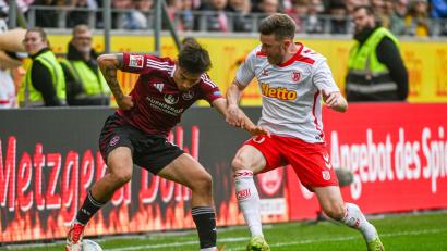 Bild: Armin Weigel/dpa
Aufstiegsanwärter Nürnberg und Tabellenschlusslicht Regensburg zeigten ein umkämpftes Match.