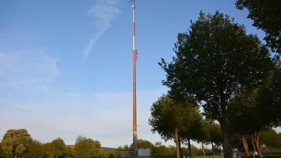 Bild: jr
Ein neuer Schleuderbetonmast mit einer Gesamthöhe von 62,15 Meter wird in der Nähe des Sibyllenbades errichtet.