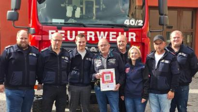 Bild: Ulrike Schmidt
Mit einer starken Delegation wartete die Feuerwehr bei Ehrenkommandanten Bernd Schnappauf (Mitte) auf.
