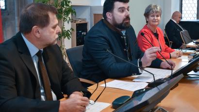 Archivbild: Stephan Huber
Das Foto zeigt Bürgermeister Stefan Frank (Mitte) bei seiner ersten Stadtratssitzung im März 2024 mit seinen Stellvertretern Günter Koller und Hildegard Geismann. Durch einen Verzicht auf einen Großteil seiner Amtszeit ermöglicht Frank die Zusammenlegung von Bürgermeister- und Stadtratswahl in Sulzbach-Rosenberg.