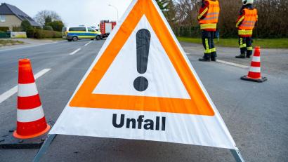 Bild: Symbolbild Stefan Sauer/dpa/Symbolbild
Pressebericht: Verkehrsunfall im Kreisverkehr Amberg verursacht 13.000 Euro Schaden