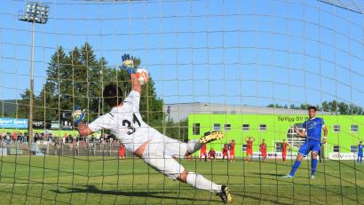 Bild: otr
Die SpVgg SV Weiden hat in Relegationsspielen einfach kein Glück. Noch gut in Erinnerung ist zum Beispiel das Scheitern in der Bayernliga-Relegationsrunde gegen den SV SAD-Ettmannsdorf. Auf dem Bild verschießt Tobias Gerber den entscheidenden Elfmeter.