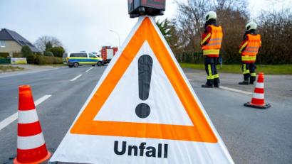 Symbolbild: Stefan Sauer/dpa/Symbolbild
Wer als Zeuge oder Betroffener in einen Unfall verwickelt ist, sollte den Ort umgehend absichern: Fahrzeuge an den Fahrbahnrand abstellen, Warnblinkanlage einschalten, Warnweste anlegen und Warndreieck in ausreichendem Abstand abstellen.