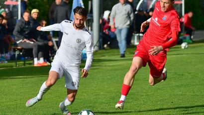 Bild: dme
Die DJK Gebenbach gewinnt das Relegations-Hinspiel bei der SpVgg Unterhaching II mit 2:0.SpVgg Unterhaching II