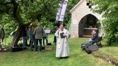 Bild: hdk
Diakon Bernd Deyerl mit Posaunenchor beim Himmelfahrtsgottesdienst an der Feldkapelle am Breitenstein