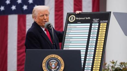 Bild: Mark Schiefelbein/AP/dpa
Ein Berufungsgericht hat die von einer niedrigeren Instanz angeordnete Blockade fast aller Zölle von US-Präsident Donald Trump vorerst aufgehoben.