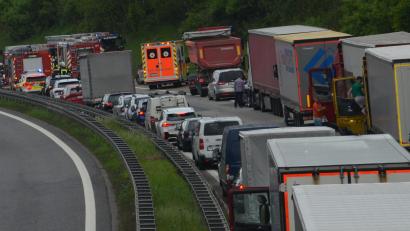 Bild: dob
Bei einem Unfall auf der A6 bei Vohenstrauß sind zwei Personen schwer und eine Person leicht verletzt worden.