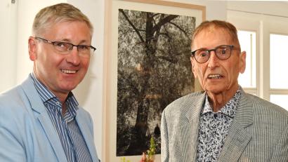 Bild: gf
Bürgermeister Franz Badura (l.) gratulierte Helmut Augsburger (r.) zum 95. Geburtstag und überreichte einige Euro Amberger Stadtgeld.