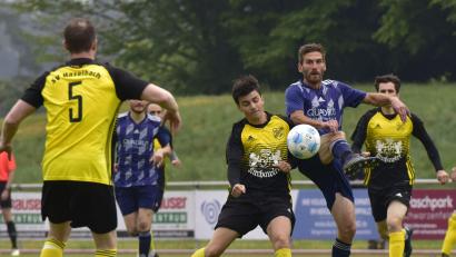 Bild: mhs
Der SV Haselbach (gelbe Trikots) bleibt trotz der Niederlage zuletzt gegen Schmidgaden in der Kreisliga.
