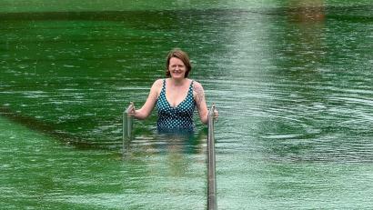 Bild: Klaus Högl
Jessica Mehlhorn ist die erste Schwimmerin 2025 in Schnaittenbach: bei 18 Grad Wassertemperatur und 12 Grad Lufttemperatur.
