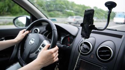 Symbolbild: Melissa Erichsen/dpa
Falsche Angaben zu Straßensperrungen auf Google Maps sorgen für Irritationen bei Autofahrern.