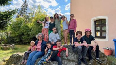 Bild: juh
Sie haben eine gemeinsame Vision und ein Ziel: Die Teilnehmer des Kinderkurses wollen zusammen mit Dagmar Meier und Manuel Knoll ihr Theaterstück fertigstellen und im Juli vor Publikum aufführen.