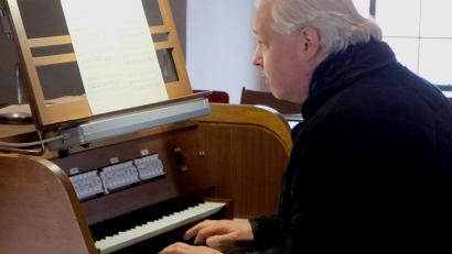 Bild: Fred Lehner
So kennt man den Flosser Kantor und Chorleiter Andreas Kunz. Mit Leidenschaft spielt er die Orgel in der evangelischen Kirche St. Johannes Baptista.