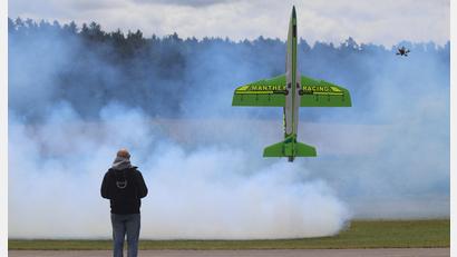 Bild: mfh
Ein Highlight Der Airshow von Fichtelbrunn: Der Ritt des Jets auf dem Schubstrahl.