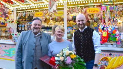 Bild: Julia Lösche
Bürgermeister Thomas Beer gratulierte der Teublitzer Schaustellerin und „Fachfrau für Süßwaren“ Angelika Fischer im Beisein von Volksfest-Organisationsleiter Thomas Stegerer (von links) zum 25. Jubiläum beim Volksfest.