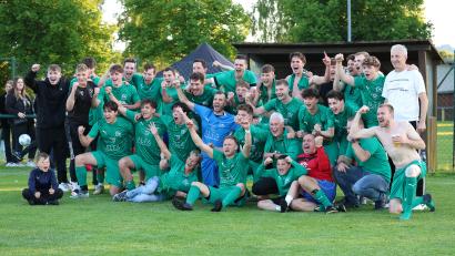 Bild: Dieter Jäschke
Die Mannschaft des FC Weiden-Ost II jubelt : Der Aufstieg in die Kreisliga ist perfekt.