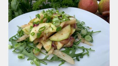 Bild: Michael Schiffer 
Die Zwiebeln, Birnen und Zucchini werden kurz in der Pfanne für den Salat angebraten.