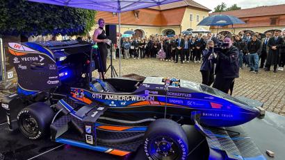 Bild: Stephan Huber
Das Running-Snail-Racing-Team der OTH Amberg-Weiden präsentierte seinen neuesten Rennwagen - den RS25, im Kultur-Schloss Theuern. Es ist bereits der 20. Flitzer, den die engagierten Studierenden in Eigenregie konstruiert, entwickelt und gebaut haben.