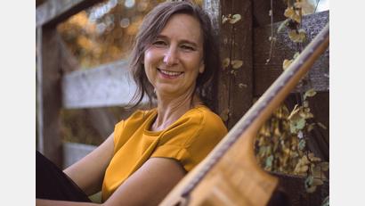 Bild: Anja Brenninger/exb
Die oberbayerische Liedermacherin Helga Brenninger tritt mit humorvollen Liedern über die Sonnenseiten des Lebens, die Heimat und die Berge auf.