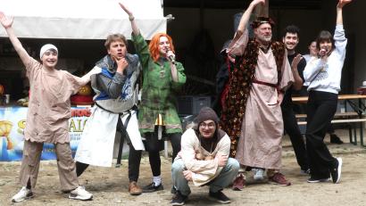 Bild: Hirsch
Das Ovigo-Theater studiert gerade das Musical „Spamalot“ ein und gab im „Denkenbauernhof“ des Freilandmuseums Oberpfalz einige Kostproben.