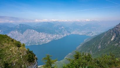 Symbolbild: Daniel Reinhardt/dpa
Der Gardasee ist ein beliebtes Urlaubsziel der Deutschen.