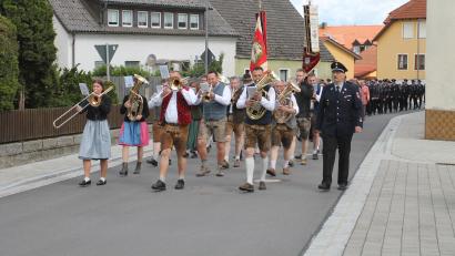 Bild: pi
Kommandant Georg Rauch (rechts) führte mit den "Werkstatt-Musikanten" den Festzug von der Pfarrkirche zum Feuerwehrhaus an.