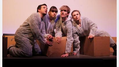 Bild: Ovigo-Theater/Daniela Stanilewicz/exb
Florian Wein, Lisamarie Berger, Daniel Adler und Anna Maria Sturm in dem Stück "SAD-88".