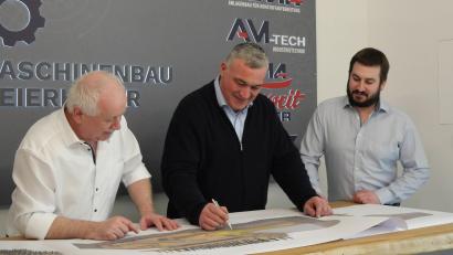Bild: Benkhardt, Julia [jbe]
Alfons Meierhöfer (links), Rüdiger Kohls und Florian Meierhöfer (rechts) mit den Plänen des von Siemens beauftragten Kernlegetischs.